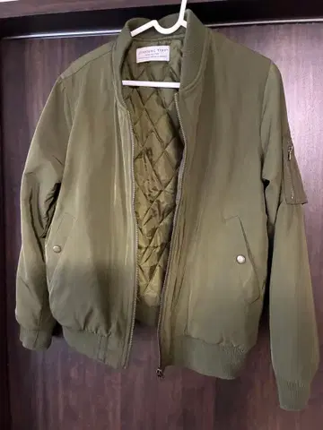 올리브색 MA-1 스타일 자켓