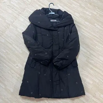 갤러리 비스콘티 블랙 다운 자켓 블랙 리본 자수