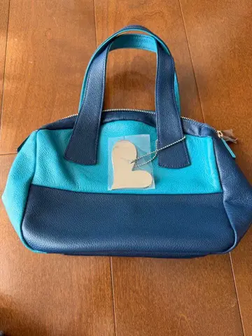파랑과 스카이블루의 핸드백