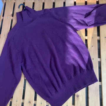 보라색 터틀넥 니트
