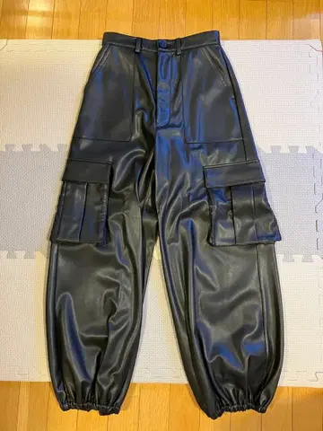 Ray BEAMS 합성 피혁 블랙 카고 팬츠