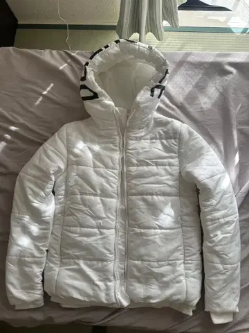화이트 후드 부착 다운 자켓