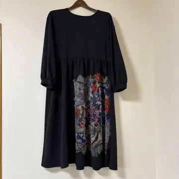 이즈스칼라 블랙 꽃무늬 프린트 긴팔 원피스