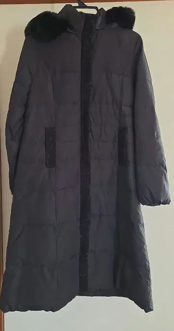 후드 부착 블랙 롱 다운 자켓 엑시즈팜