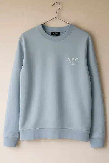 A.P.C. 라이트 블루 맨투맨 M