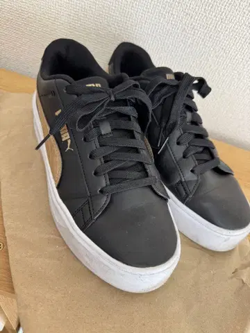 PUMA 블랙 골드 스니커즈