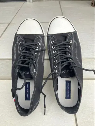 타미힐피거 블랙 스니커즈