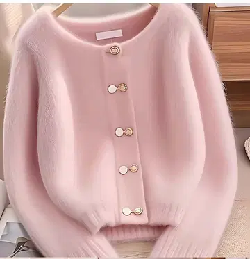 핑크 버튼이 달린 가디건과 꽃무늬 스커트 세트