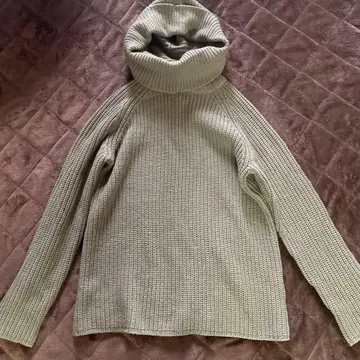 릴랙스핏 하이넥 리브 니트 스웨터