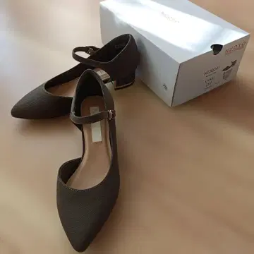 새상품 NUOVO Hawkins 스틸레토 펌프스 앵클 스트랩