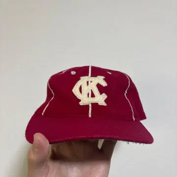 빨간색 울 야구 모자