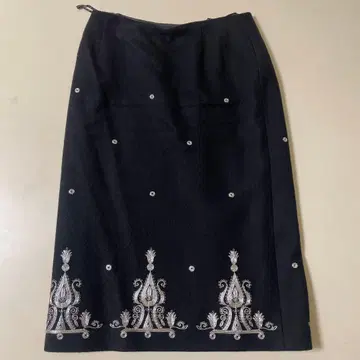 에포카 블랙 자수 타이트 스커트