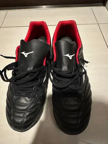 [ 가격 인하! 거의 새상품 ] Mizuno 축구화 블랙/레드