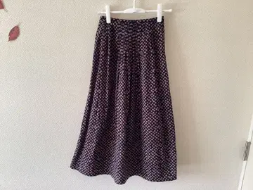 네이비 계열 꽃무늬 플레어 스커트