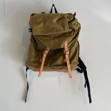 카키색 백팩