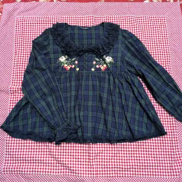 [거의 새 상품] 핑크하우스 체리 자수 타탄 체크 스모크 블라우스