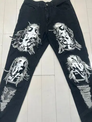 얼굴 프린트 블랙 데님 팬츠