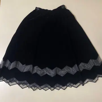 레리안 플레어 스커트 블랙 지그재그 디자인