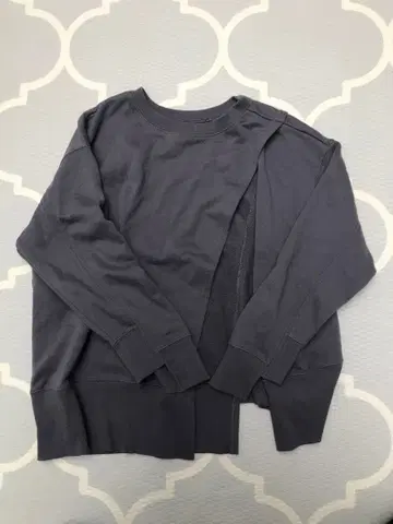 Bonny 다크 그레이 컷 아웃 디자인 맨투맨