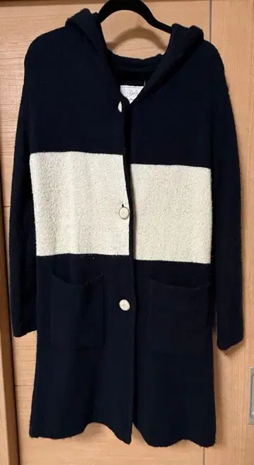 후드 부착 네이비와 아이보리 롱 코트