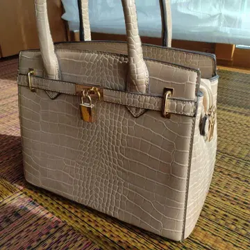 베이지 크로커다일 패턴 핸드백
