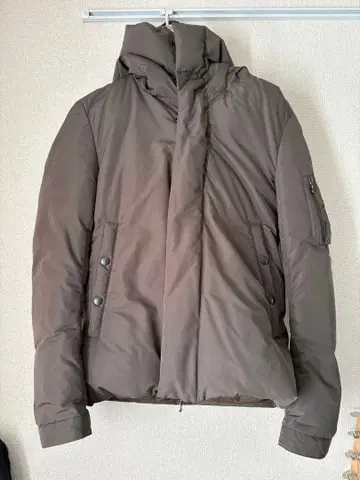 ATTACHMENT 다운 자켓 카키