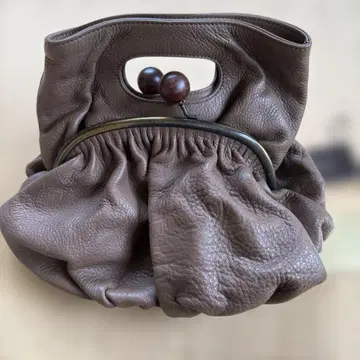 엘르 브라운 가죽 핸들 포함 클러치백