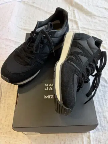 MIZUNO 마가렛호웰 블랙 스니커즈