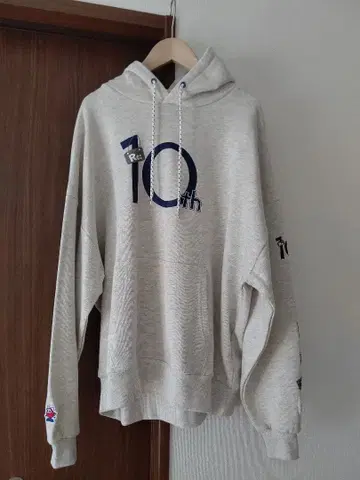 Nissy 10주년 로고 후드 부착 스웨트 셔츠