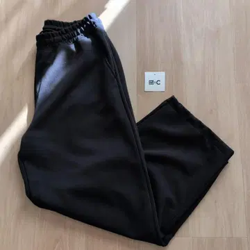 유니클로C 맨투맨 와이드 팬츠 L 사이즈 블랙 색상