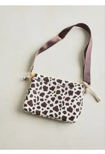 스튜디오 클립 미사용 새상품 숄더백 브라운 달마시안 패턴 완판템