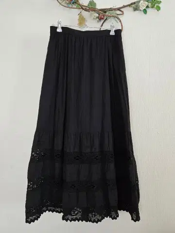 블랙 플레어 스커트 레이스 디테일