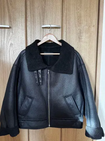 JEANASIS 블랙 무스탕 숏 자켓 보아 카라 부착