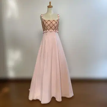 자수가 달린 핑크 롱 드레스