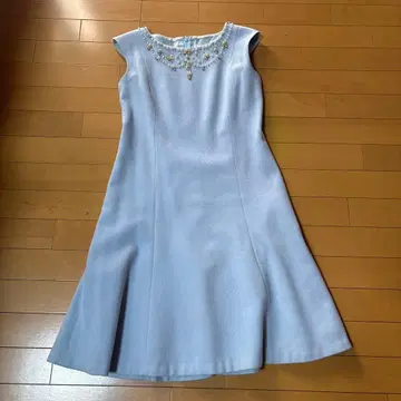 ELISA 라이트 블루 비즈 자수 슬리브리스 원피스