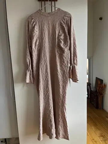 베이지 긴팔 롱 원피스