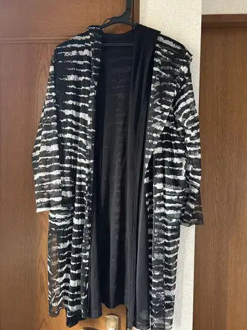 스페치오 후드 부착 롱 가디건 블랙 화이트 2개 레이어드