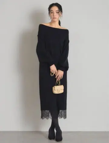 &.NOSTALGIA 밑단 레이스 오프숄더 니트 원피스 블랙 새상품