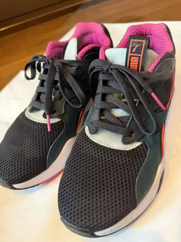 Puma 블랙/핑크 스니커즈