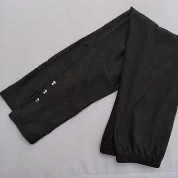 비쥬가 달린 다크 그레이 레깅스