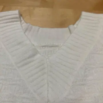 화이트 V넥 스웨터 루즈핏 니트