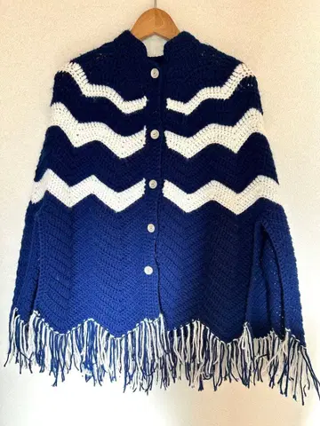 네이비와 화이트의 지그재그 니트 판초