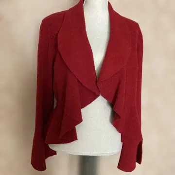 빨간색 프릴 달린 코트