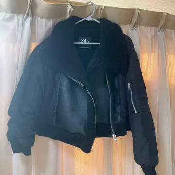 ZARA 블랙 퍼(fur) 트리밍 숏 자켓