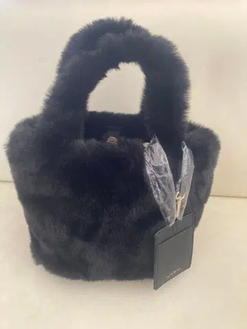 HUNDRED 퍼 토트백 패스케이스 포함 블랙