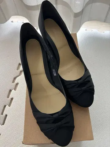 리본 포함 블랙 펌프스 25cm