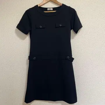 자유구 블랙 반팔 무릎 기장 원피스