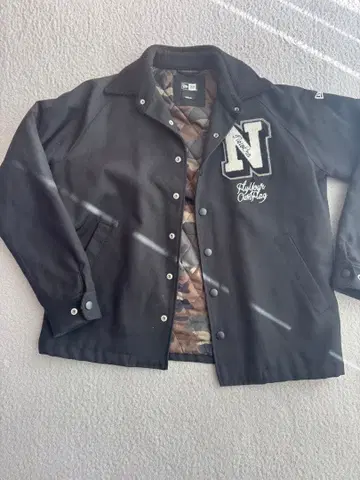 뉴에라 블랙 바시티 자켓 카모플라쥬 안감