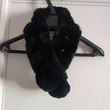 블랙 퍼 폼폼 머플러 (토끼)