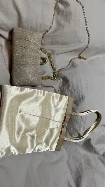 아이보리 새틴 파티백과 골드 클러치백 세트